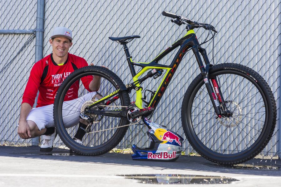 http://www.test.rowery650b.eu/images/stories/news/opony/Specialized/mountain-bike-rider-curtis-keene-with-his-bike.jpg